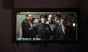 Qadri_flanked_by_negotiators_addresses_supporters_(Creditguardian.co.uk) Qadri flanked by negotiators addresses supporters (Credit: guardian.co.uk)