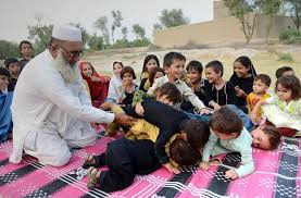 Gulzar Khan & children (Credit: hindustantimes.com)
