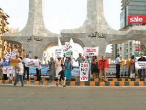 Citizens protesting VIP Culture in Clifton, Karachi (Credit: Athar Khan)