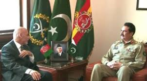 Afghan president with Pak army chief (Credit: thenews.com.pk)